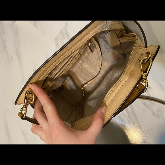 Micheal Kors Crossbody - Picture 5 of 7